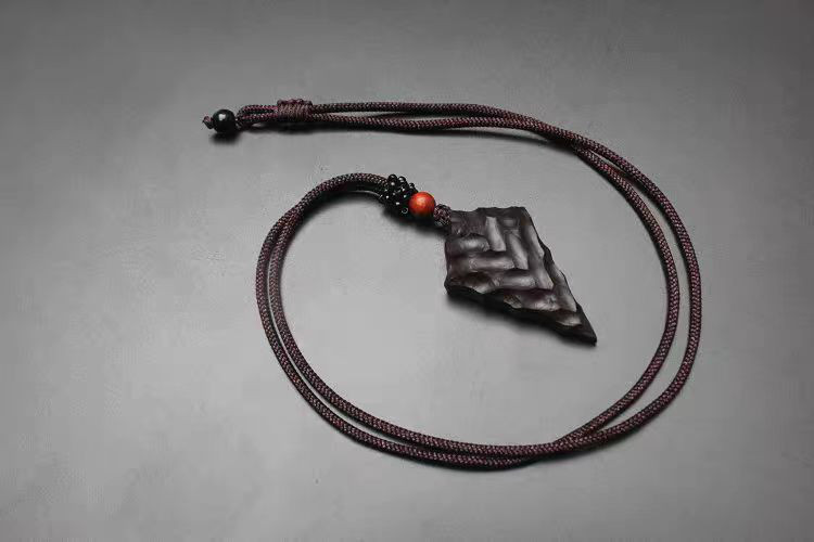 ハンドメイド 木のネックレス ペンダント 黒檀 ドラゴンの鱗 手作り 木アート 誕生日 周年 記念日 男性女性 ギフト