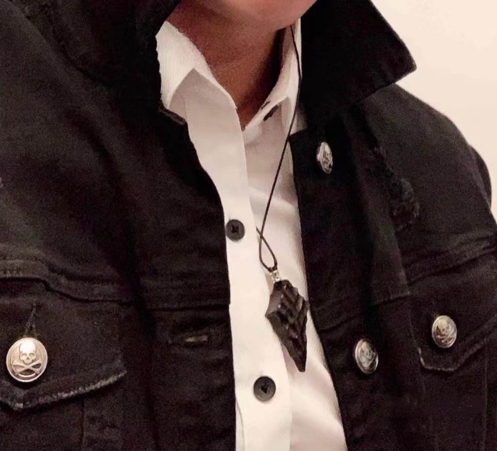 ハンドメイド 木のネックレス ペンダント 黒檀 ドラゴンの鱗 手作り 木アート 誕生日 周年 記念日 男性女性 ギフト