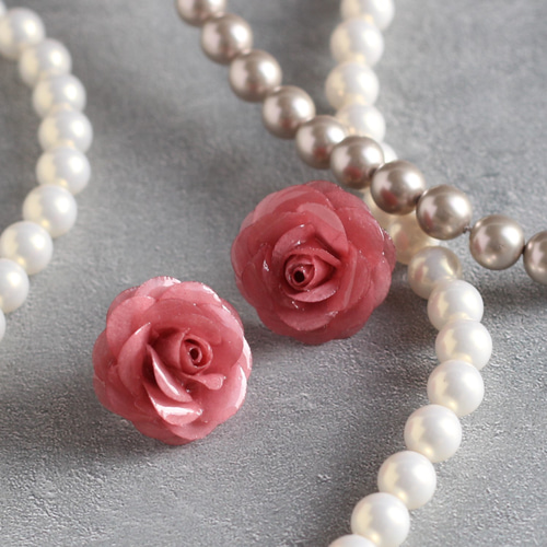 ローズピンクのバラ イヤリング／ピアス 紙 薔薇 軽い イヤリング 