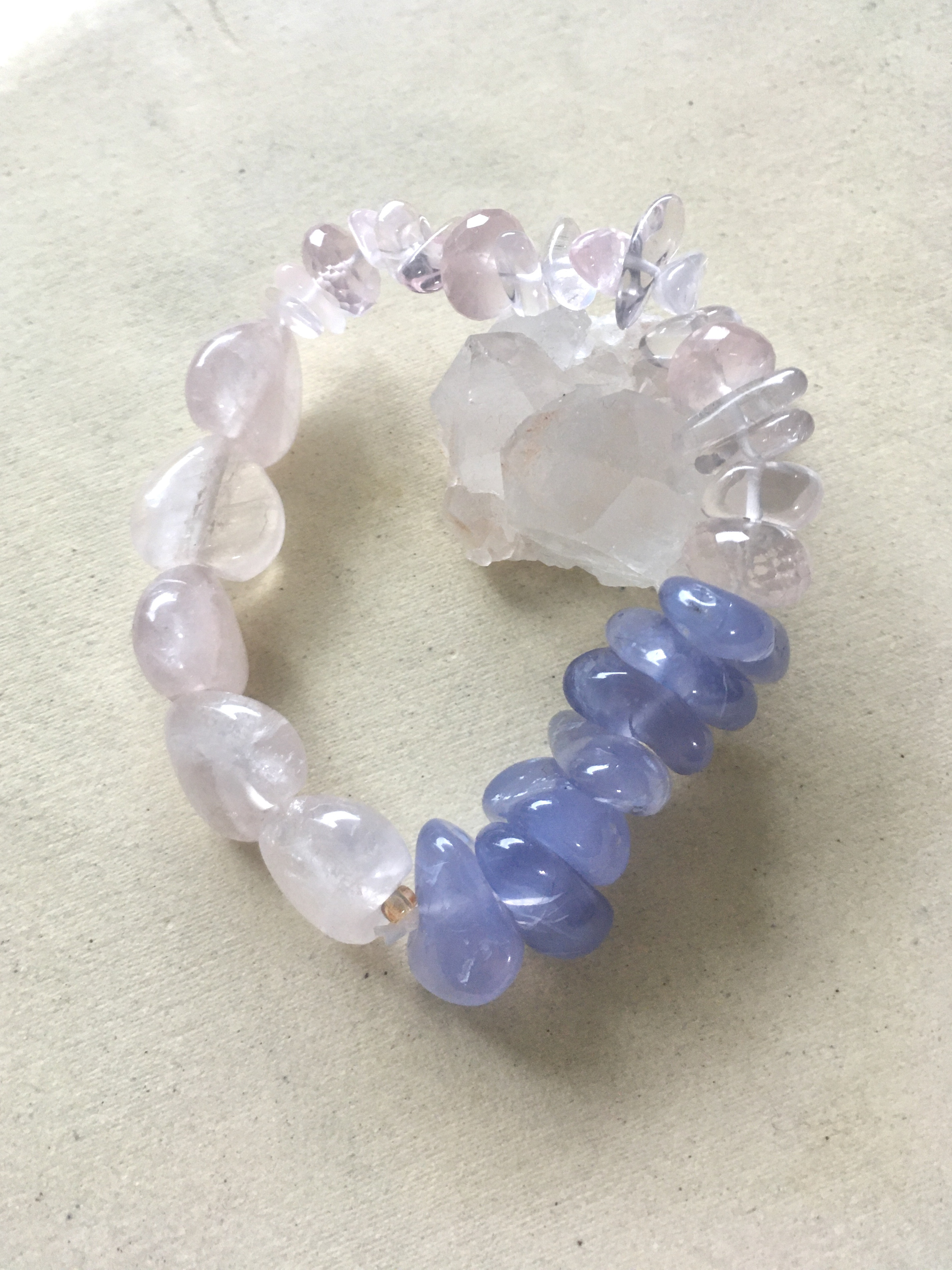 ローズクォーツ と ブルーカルセドニー の　ブレスレット★　天然石　ゴムブレス