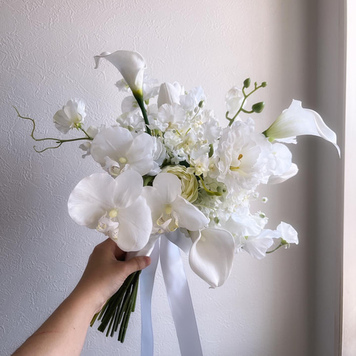 純白カラーリリーと胡蝶蘭のウェディングブーケNO.2 ブートニアセット