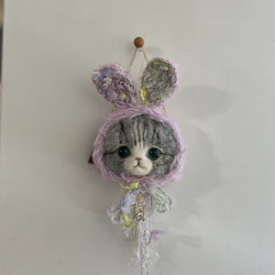 うさみみ帽子のにゃんこ　バッグチャーム　羊毛フェルト　猫 ブローチ加工付き 1枚目の画像