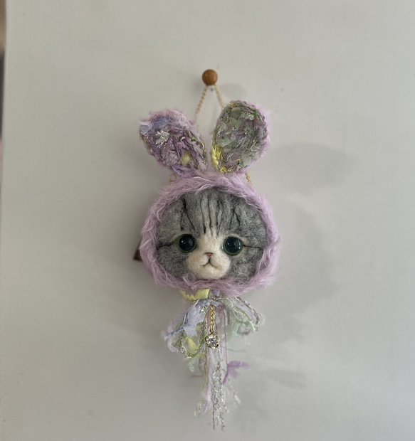 うさみみ帽子のにゃんこ　バッグチャーム　羊毛フェルト　猫 ブローチ加工付き 1枚目の画像