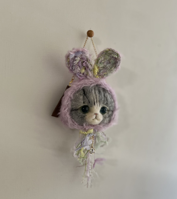 うさみみ帽子のにゃんこ　バッグチャーム　羊毛フェルト　猫 ブローチ加工付き 3枚目の画像