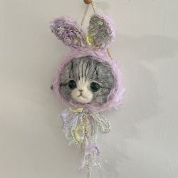 うさみみ帽子のにゃんこ　バッグチャーム　羊毛フェルト　猫 ブローチ加工付き 2枚目の画像