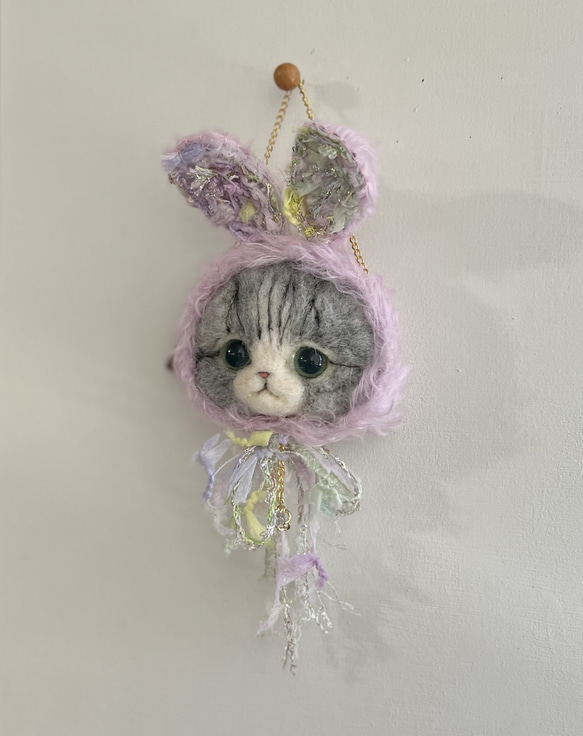 うさみみ帽子のにゃんこ　バッグチャーム　羊毛フェルト　猫 ブローチ加工付き 2枚目の画像