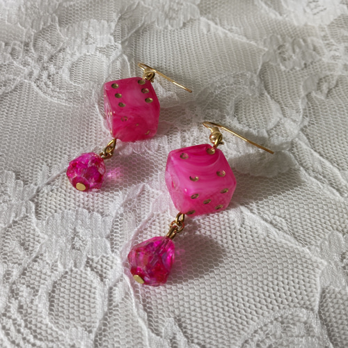 サイコロとガラスクラックのピアス ショッキングピンク ピアス（フック