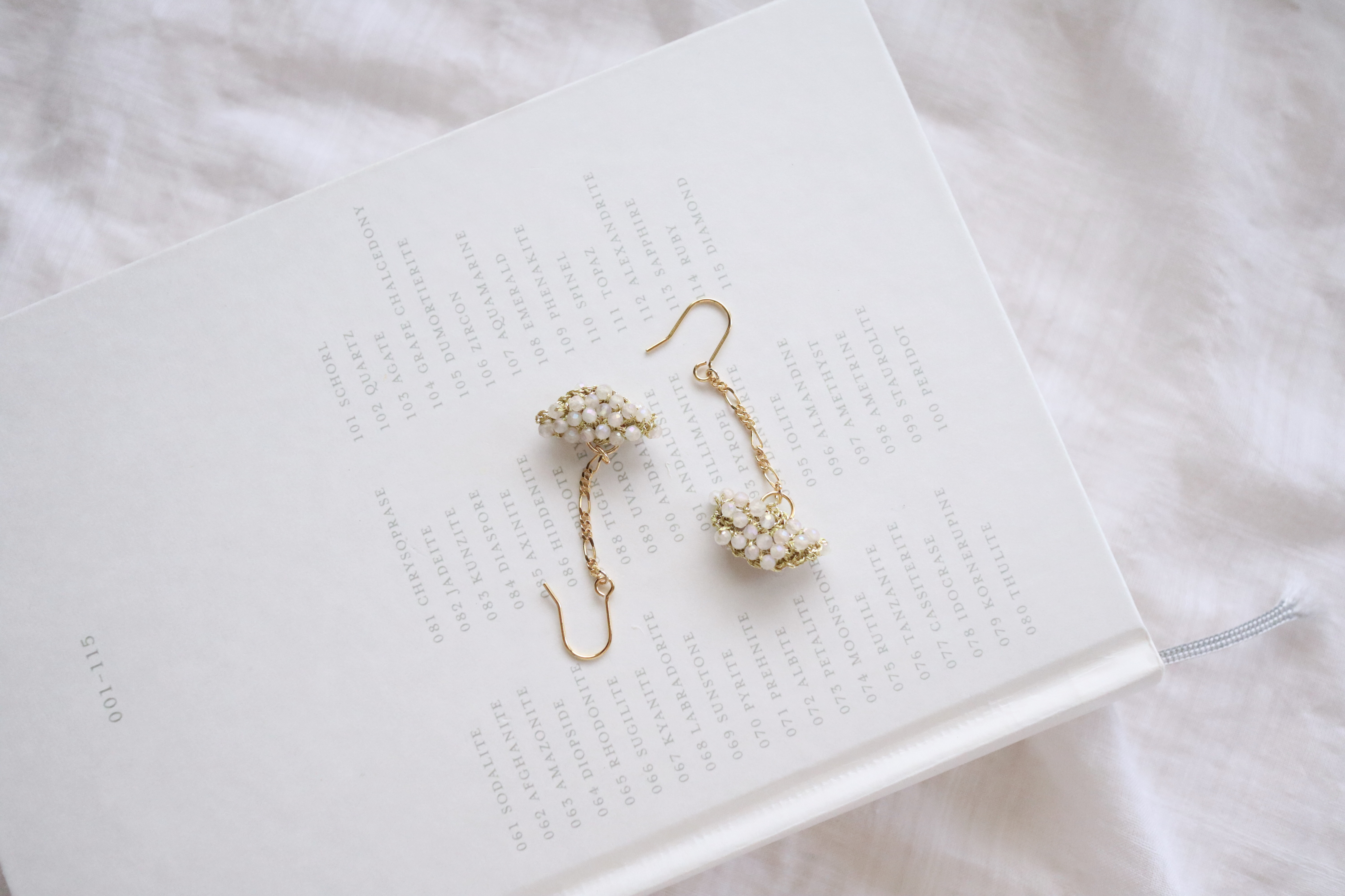 月のふね　天然石フラッシュローズクォーツの耳飾り