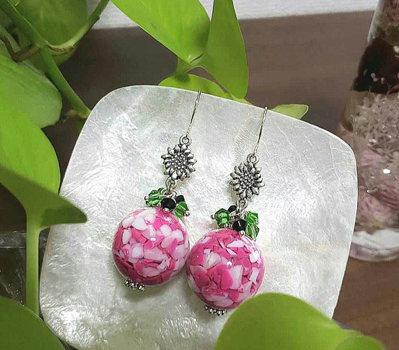ドラゴンフルーツ✾大ぶりピアス じゃらピ ハンドメイド 黒ガラスNo 