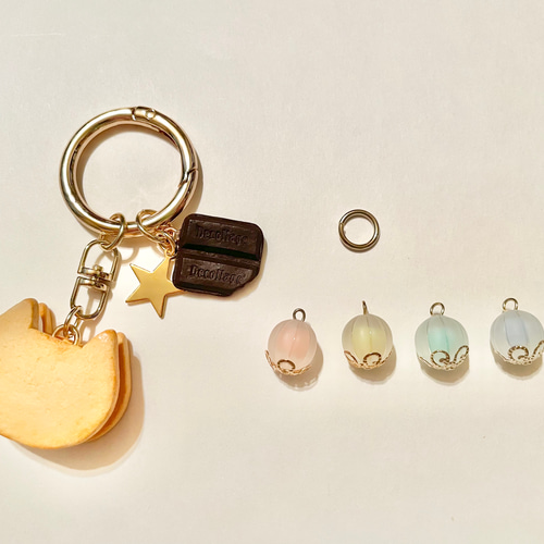 ぶどうタルトにゃんこ　チャーム　キーホルダー　フェイクスイーツ　ミニチュア　猫 c5b8979831741dc8a5f61c85a2fb2f
