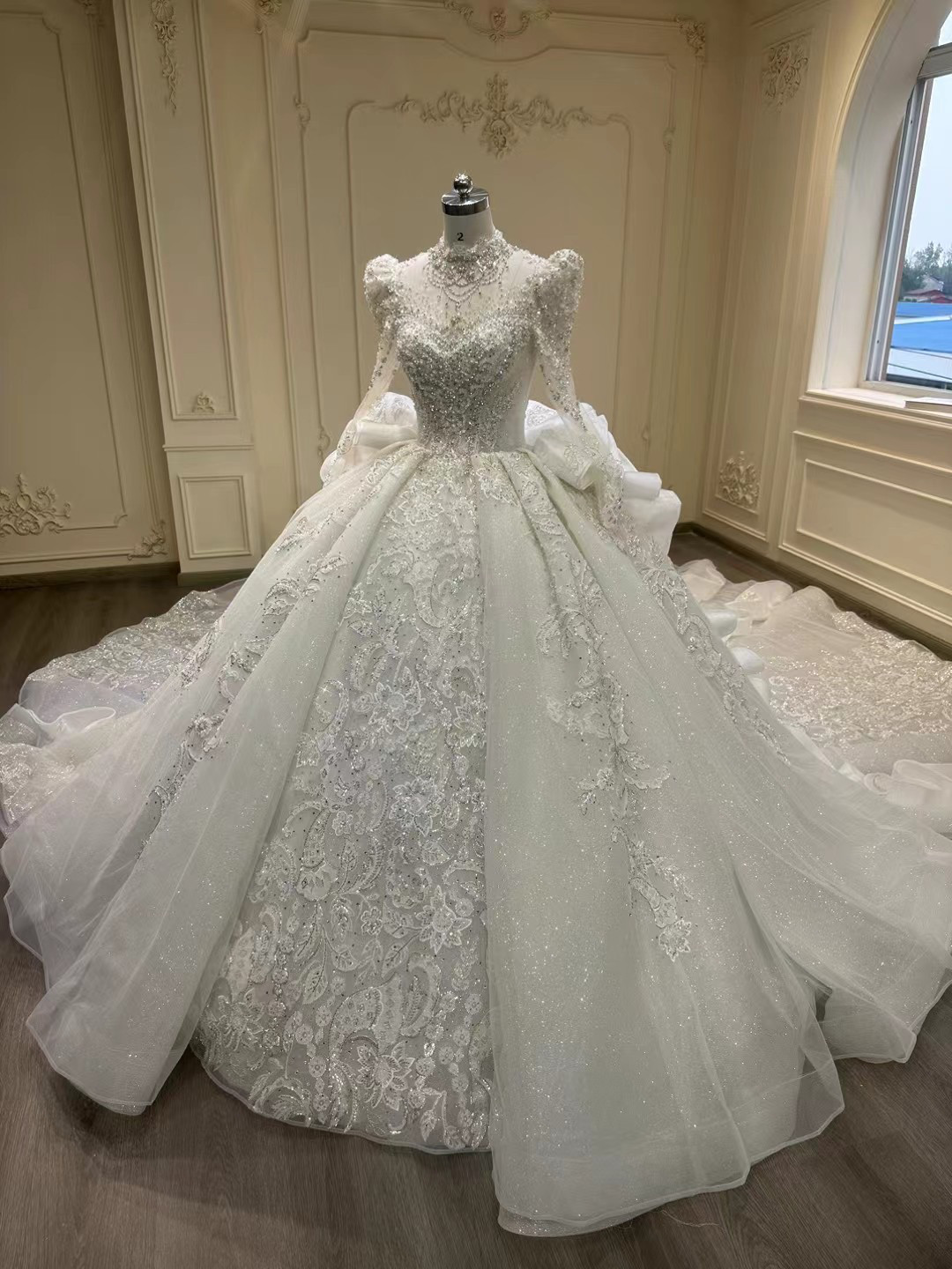 贅沢なビジュー！バックフリル　くるみボタン　トレーン　背中見せ　スクエアネック　レース　サイズオーダー結婚式花嫁二次会挙