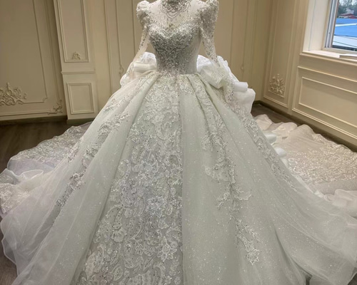 贅沢なビジュー！バックフリル くるみボタン トレーン 背中見せ