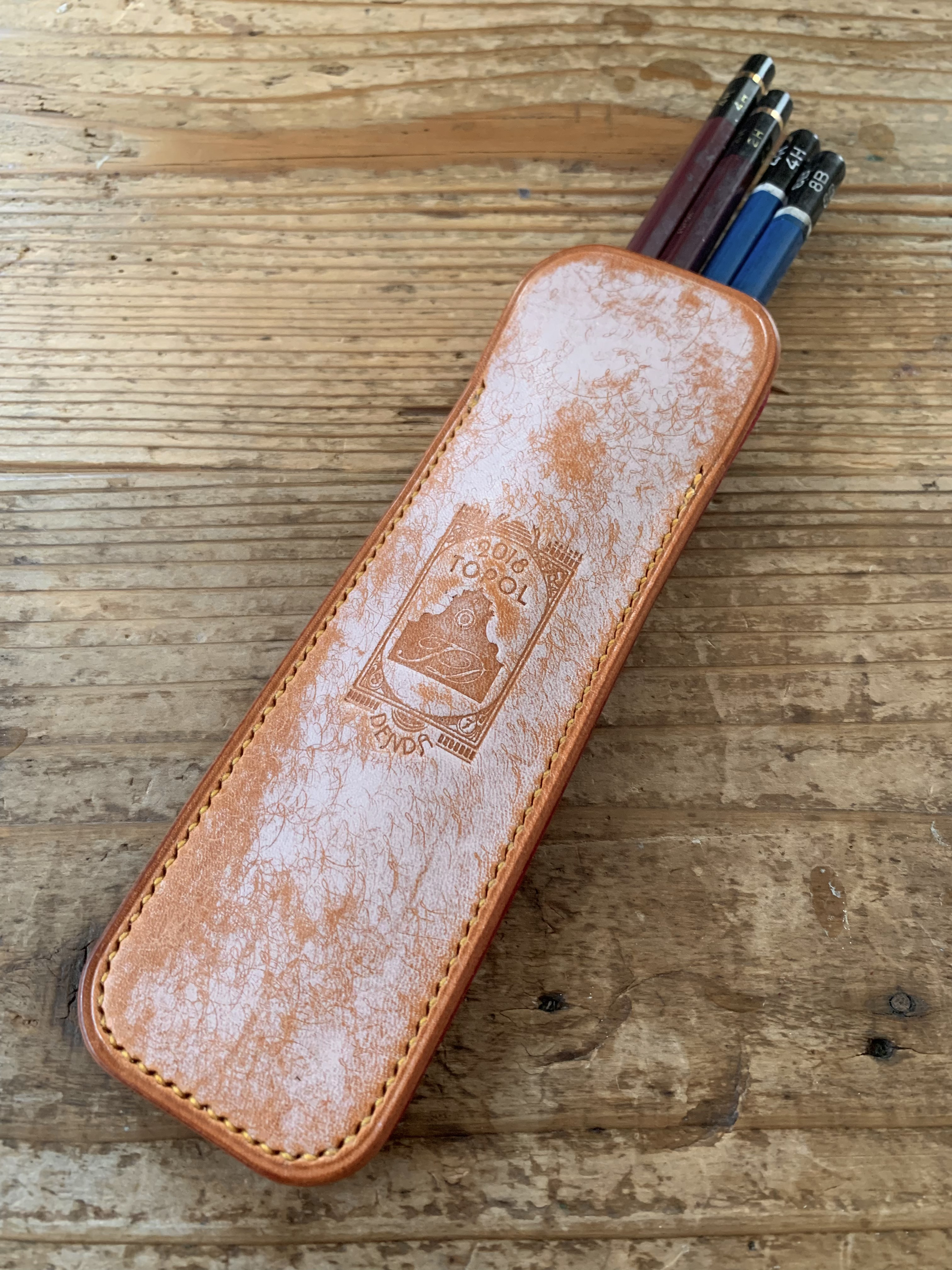 手縫いの革のペンケース 『Pentopo Dobbio "Nuvola" - Topolino 314』