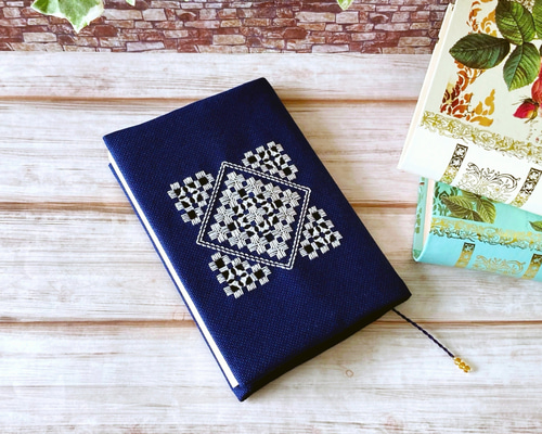 topaz様オーダー　ハンドメイド　ブックカバー　手刺繍　文庫本　ポケット 手刺繍ブックカバー ＊花 文庫本 | iichi 日々の暮らしを