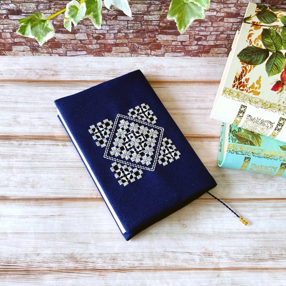 幸せクローバー刺繍のブックカバー（文庫本）ネイビー② ブック