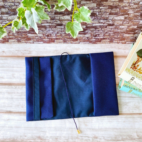 幸せクローバー刺繍のブックカバー（文庫本）ネイビー② ブックカバー