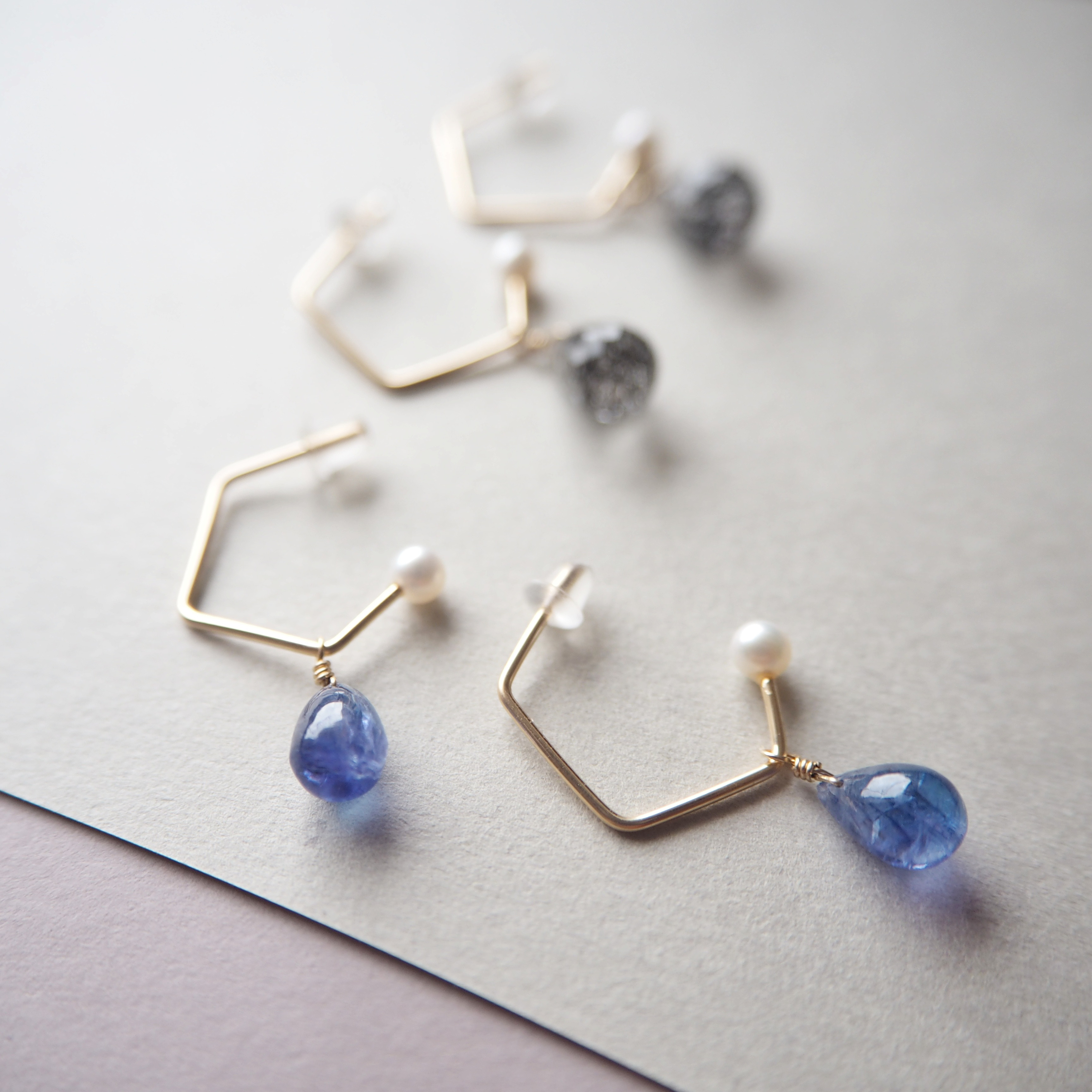 14Kgf×タンザナイトの変形スクエアピアス【1点限定】