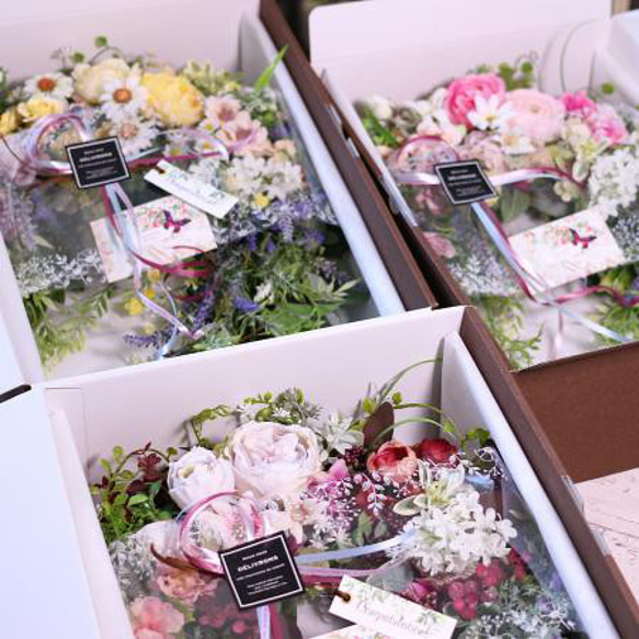 幸せが降りそそぐ馬蹄型　爽やかなレモンイエローのラナンキュラス＆ラベンダーお花たっぷりリース♡ 玄関をおしゃれに！ 14枚目の画像