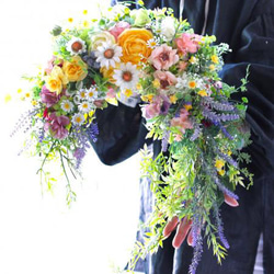 幸せが降りそそぐ馬蹄型　爽やかなレモンイエローのラナンキュラス＆ラベンダーお花たっぷりリース♡ 玄関をおしゃれに！ 7枚目の画像