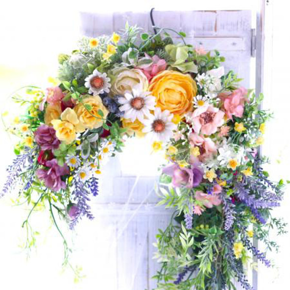 幸せが降りそそぐ馬蹄型　爽やかなレモンイエローのラナンキュラス＆ラベンダーお花たっぷりリース♡ 玄関をおしゃれに！ 9枚目の画像