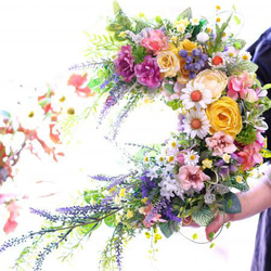 幸せが降りそそぐ馬蹄型　爽やかなレモンイエローのラナンキュラス＆ラベンダーお花たっぷりリース♡ 玄関をおしゃれに！ 3枚目の画像