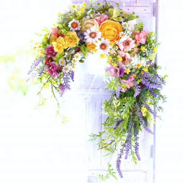 幸せが降りそそぐ馬蹄型　爽やかなレモンイエローのラナンキュラス＆ラベンダーお花たっぷりリース♡ 玄関をおしゃれに！ 2枚目の画像