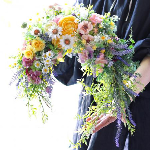 幸せが降りそそぐ馬蹄型　爽やかなレモンイエローのラナンキュラス＆ラベンダーお花たっぷりリース♡ 玄関をおしゃれに！ 6枚目の画像