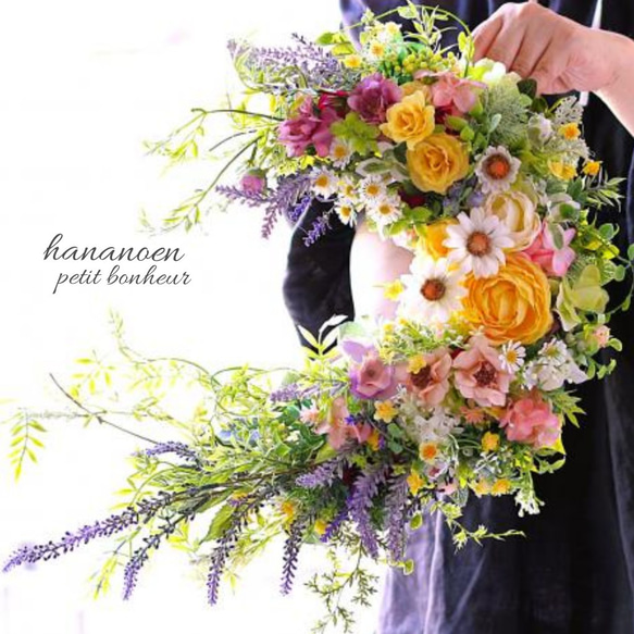 幸せが降りそそぐ馬蹄型　爽やかなレモンイエローのラナンキュラス＆ラベンダーお花たっぷりリース♡ 玄関をおしゃれに！ 8枚目の画像