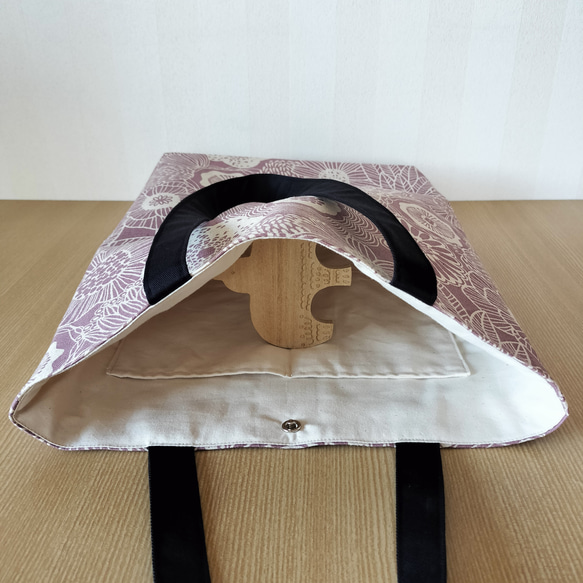 布トートバッグ　縦型　マチ付き　A４収納　手提げ、肩掛けできます　北欧モダンフラワー　スモークピンク 4枚目の画像
