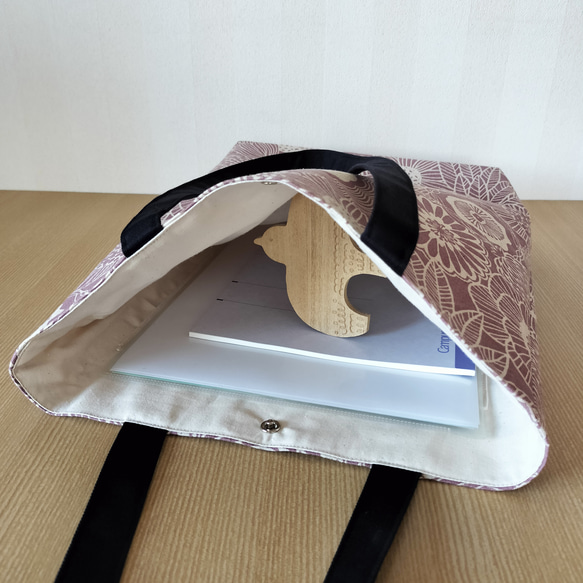 布トートバッグ　縦型　マチ付き　A４収納　手提げ、肩掛けできます　北欧モダンフラワー　スモークピンク 5枚目の画像