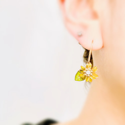 初夏の装いにピッタリ ひまわり お花ピアス 夏 レジン ワイヤー