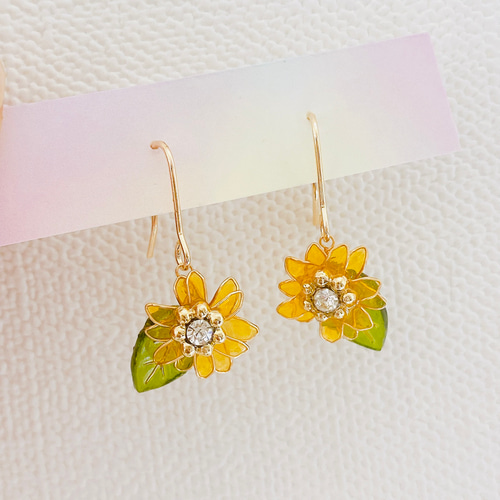 初夏の装いにピッタリ ひまわり お花ピアス 夏 レジン ワイヤー