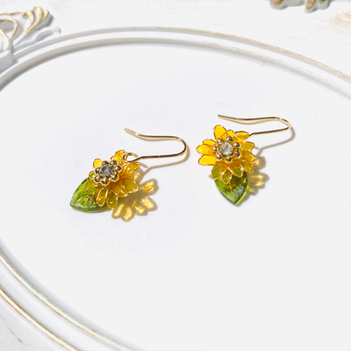 初夏の装いにピッタリ ひまわり お花ピアス 夏 レジン ワイヤー