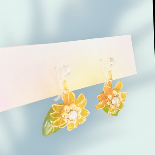 初夏の装いにピッタリ ひまわり お花ピアス 夏 レジン ワイヤー