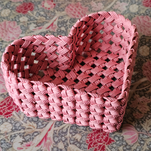 ❤可愛いハート型のカゴ❤ クラフトバンド 小物入れ フリー