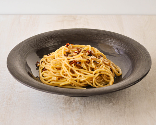 手作りパスタ皿 パスタ皿 料理の映える器 黒い磁器 大皿 NeuTone studio 通販 17733375