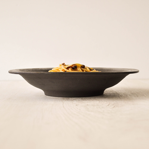 パスタ皿 料理の映える器 黒い磁器 大皿 NeuTone studio 通販