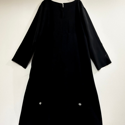 友禅染の黒留袖からの着物リメイクドレスです Ｍサイズ　着丈１２５cm 友禅染の黒留袖からの着物リメイクドレスです Mサイズ 着丈