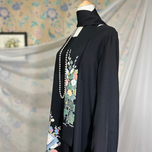 ３Ｌ～４Lサイズ　黒留袖からの着物リメイクドレスです　着丈１２４cm 着物リメイク 3Lサイズ 四季の花 黒留袖ドレス 長袖 友禅染め