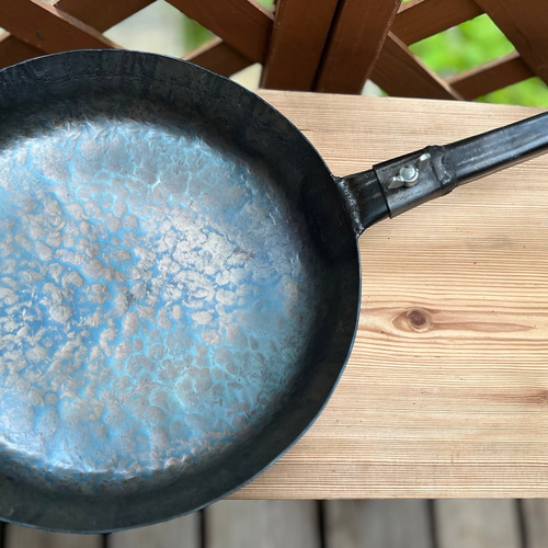 鉄なのに軽い!手作り一点物の強そうな大きめフライパン。（取手脱着可