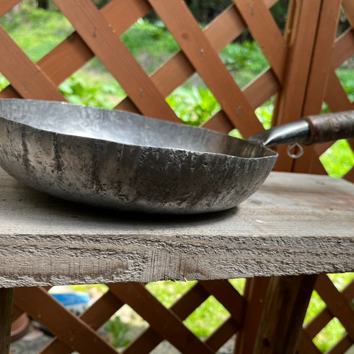 鉄なのに軽い！手作り一点物の特大フライパン。 鉄なのに軽い！手作り一点物の特大フライパン。