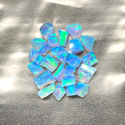 人工オパール》(ネオンオパール) 原石 ライトブルー/緑斑 1.0g ⑮