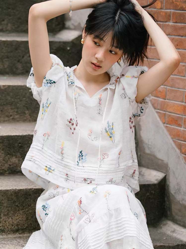 新品未使用レリアン13＋オーガンジーブラウスフラワー刺繍インナーキャミ付き豪華 新品未使用レリアン13＋オーガンジーブラウスフラワー刺繍