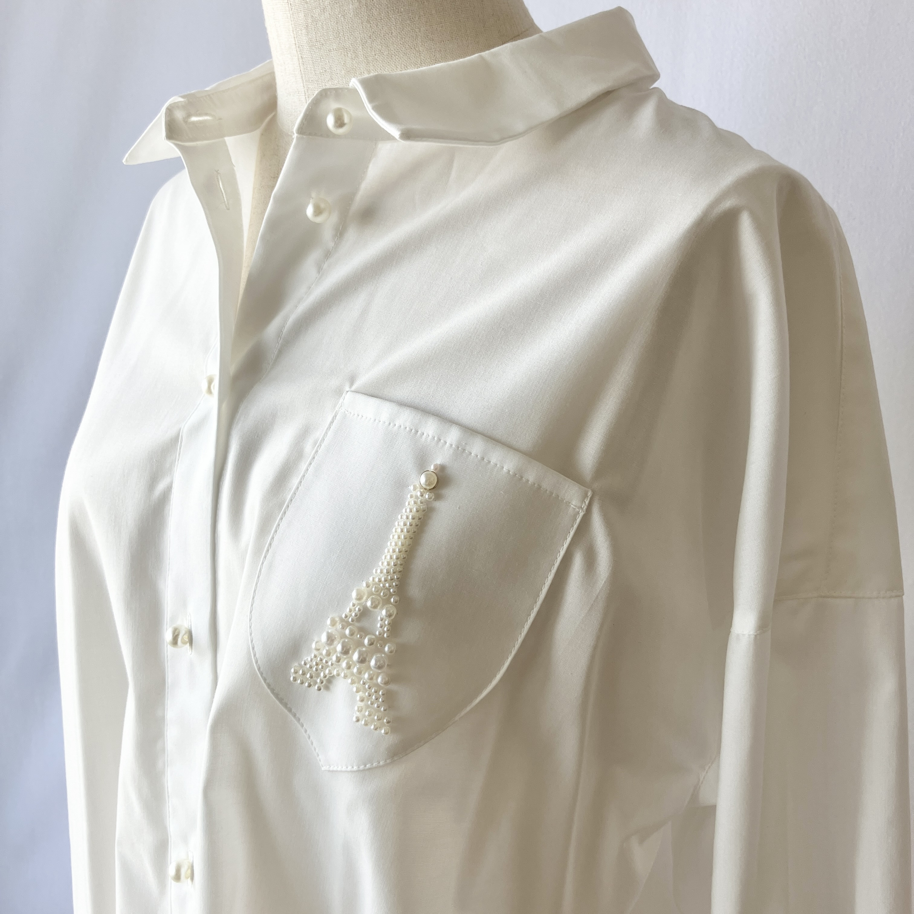 エッフェル塔パール刺繍の白シャツブラウス 【ゆったりシルエット/オートクチュール刺繍ポケット(エッフェル塔)】