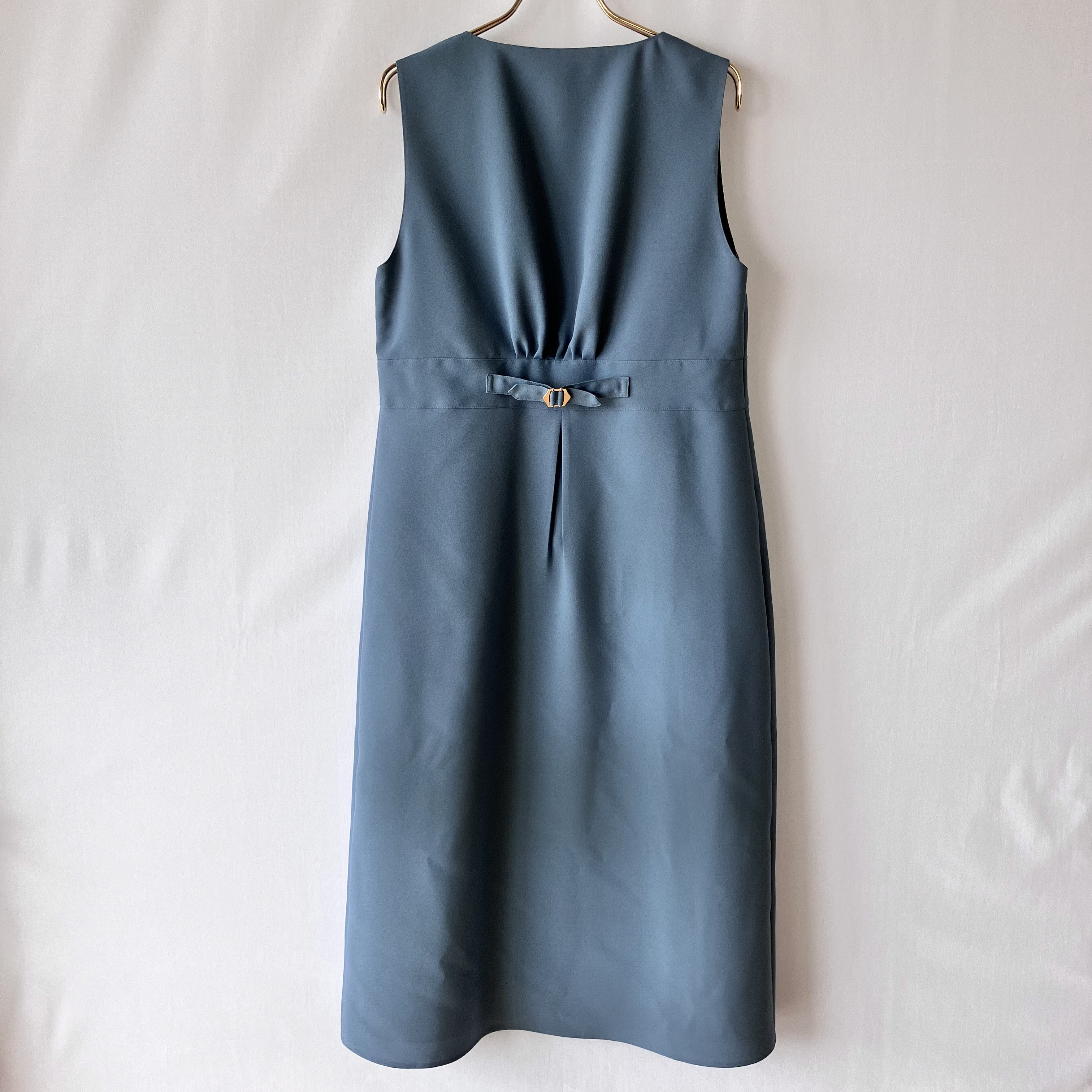 ブルーグレーのジャンパースカート(サロペットスカート)【フォーマル/くすみカラー/肩パールボタン】