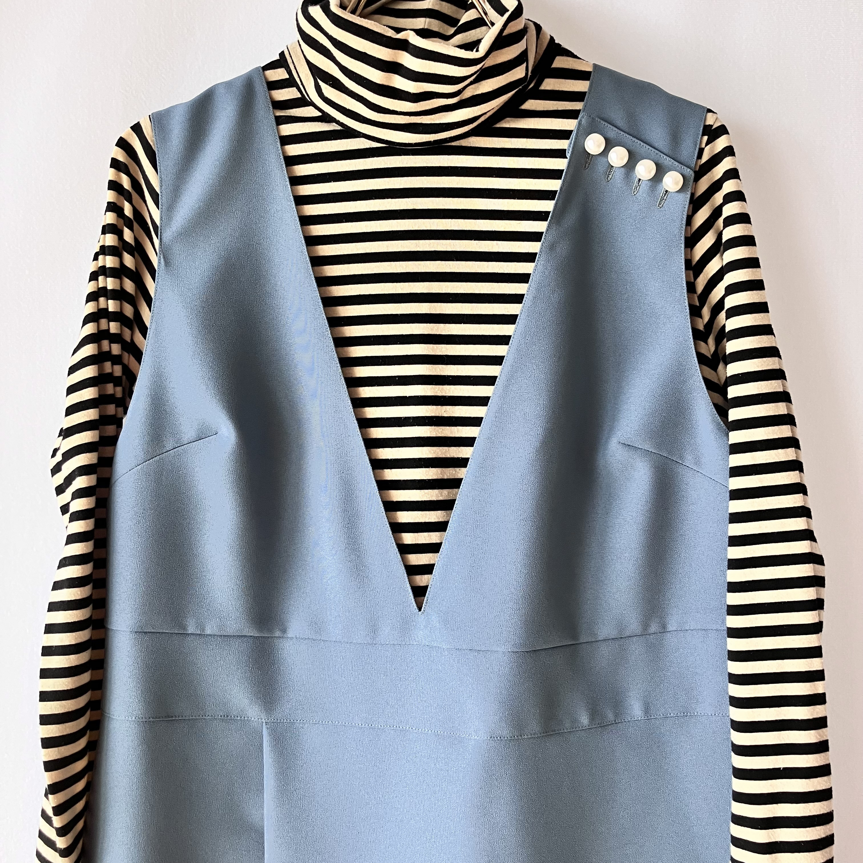 ブルーグレーのジャンパースカート(サロペットスカート)【フォーマル/くすみカラー/肩パールボタン】