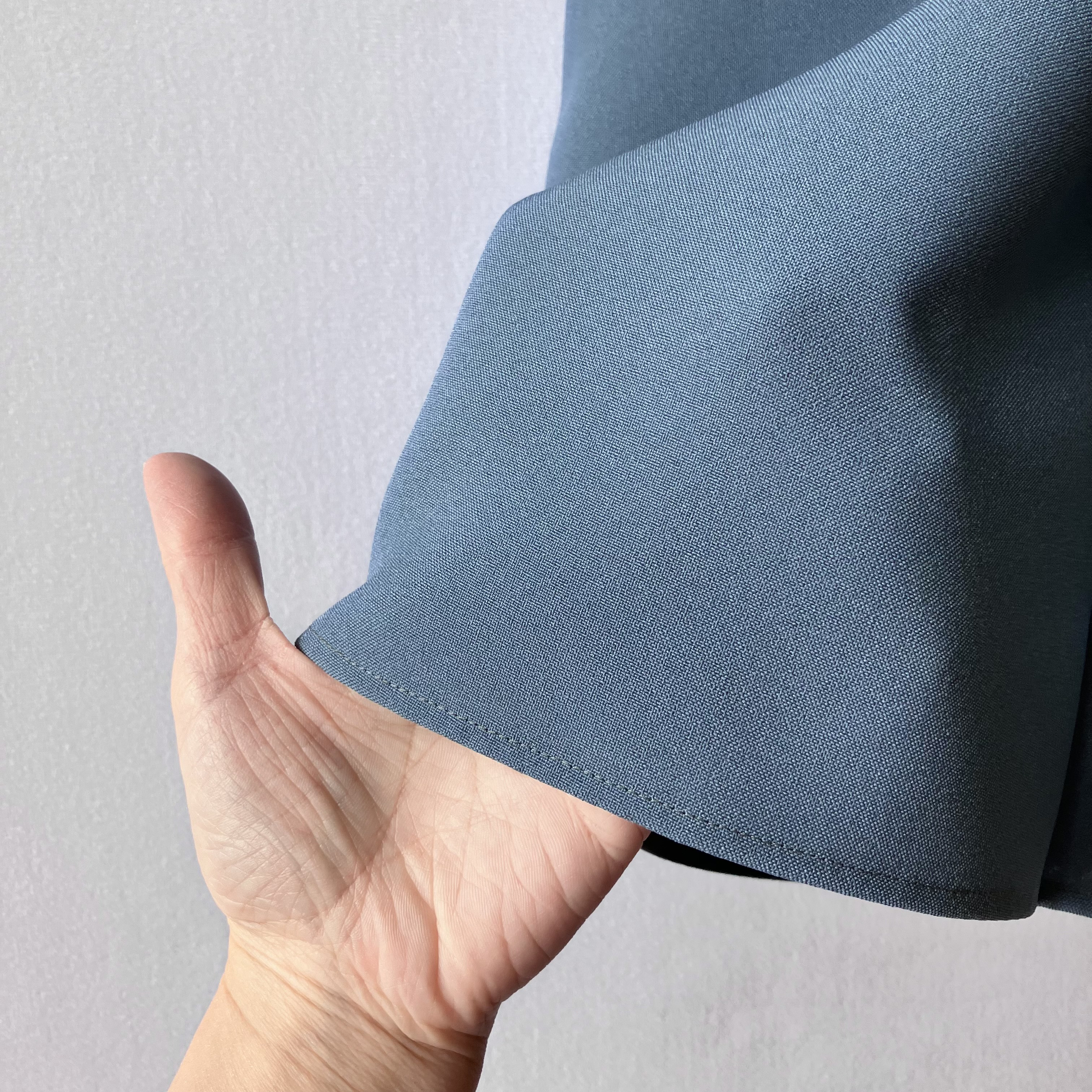 ブルーグレーのジャンパースカート(サロペットスカート)【フォーマル/くすみカラー/肩パールボタン】