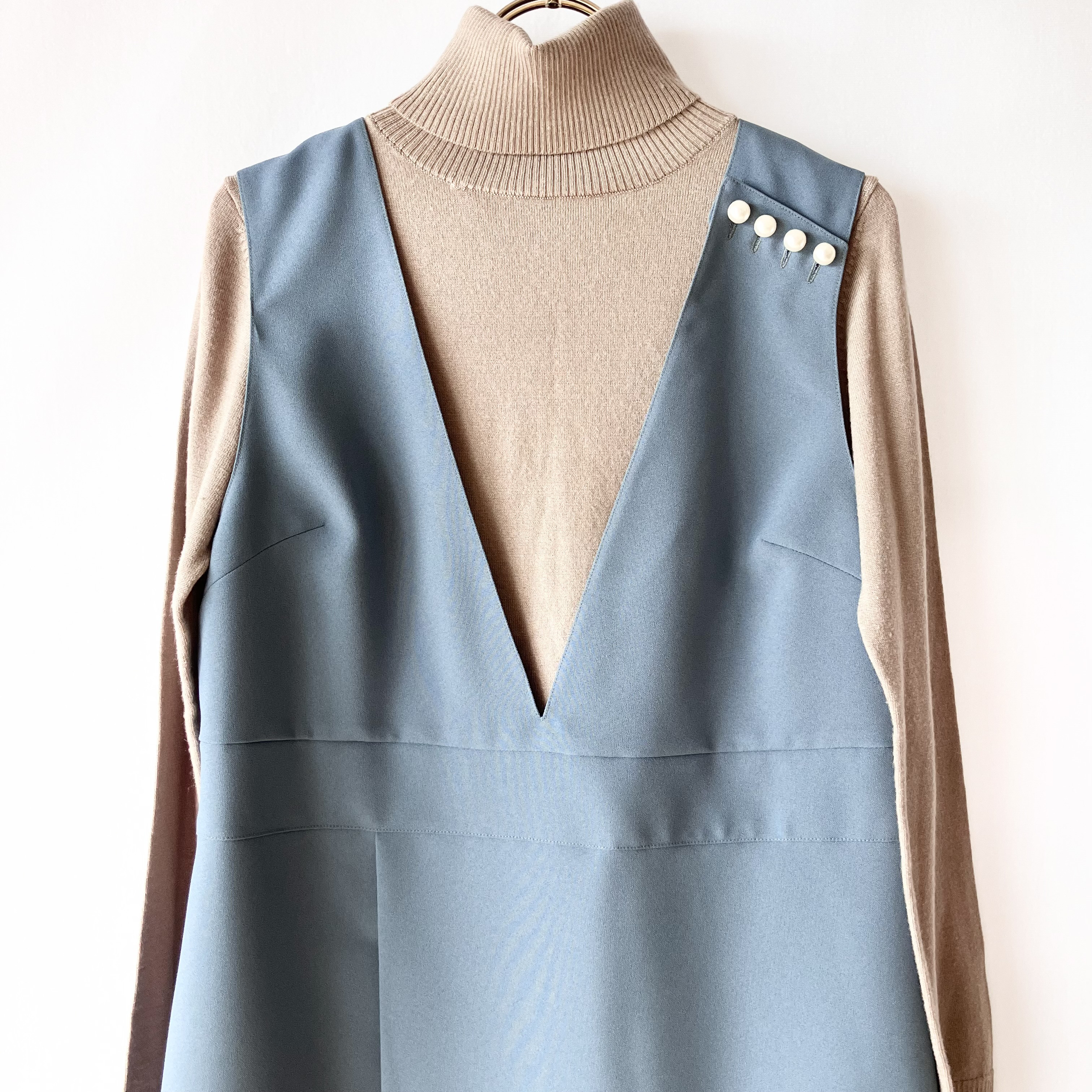 ブルーグレーのジャンパースカート(サロペットスカート)【フォーマル/くすみカラー/肩パールボタン】