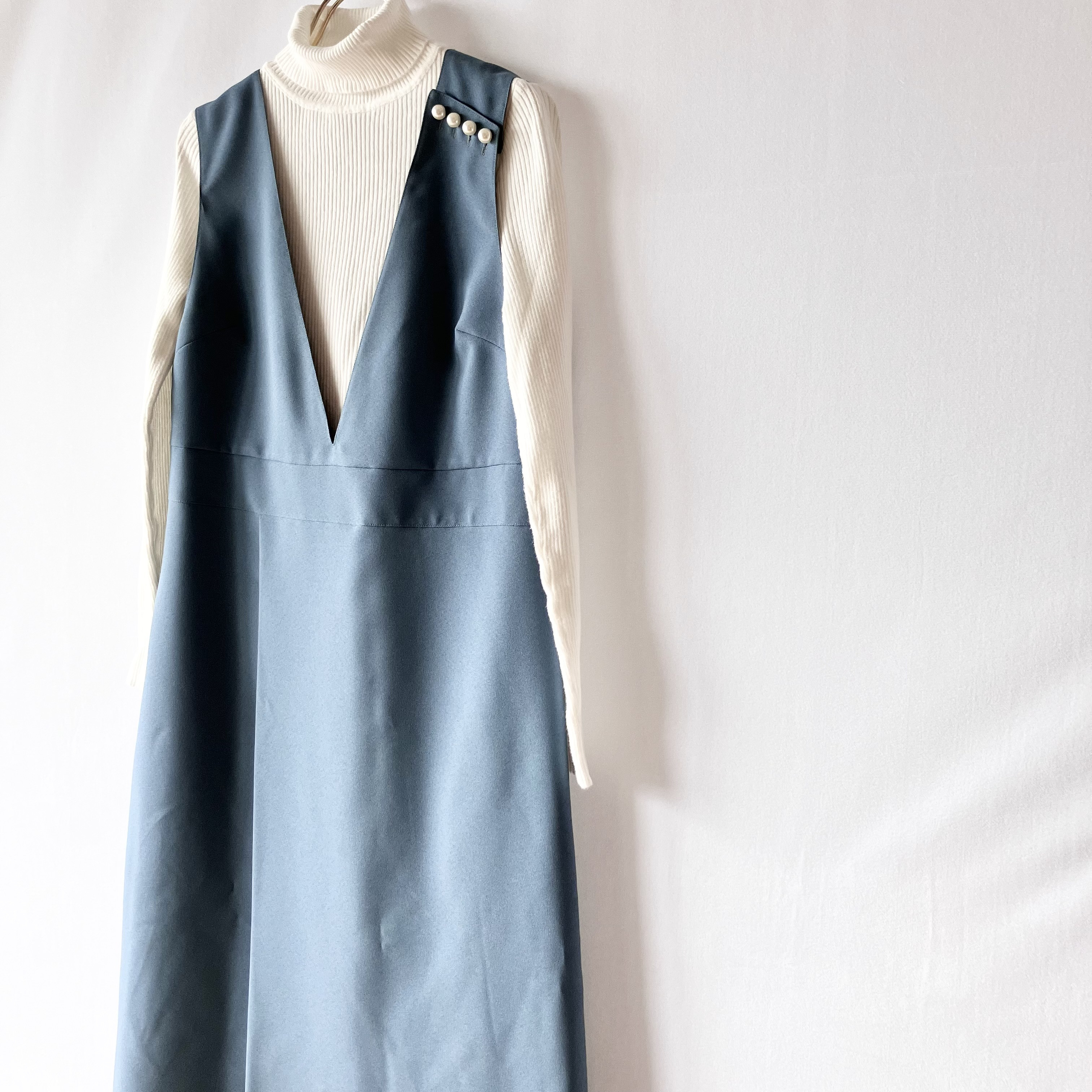 ブルーグレーのジャンパースカート(サロペットスカート)【フォーマル/くすみカラー/肩パールボタン】