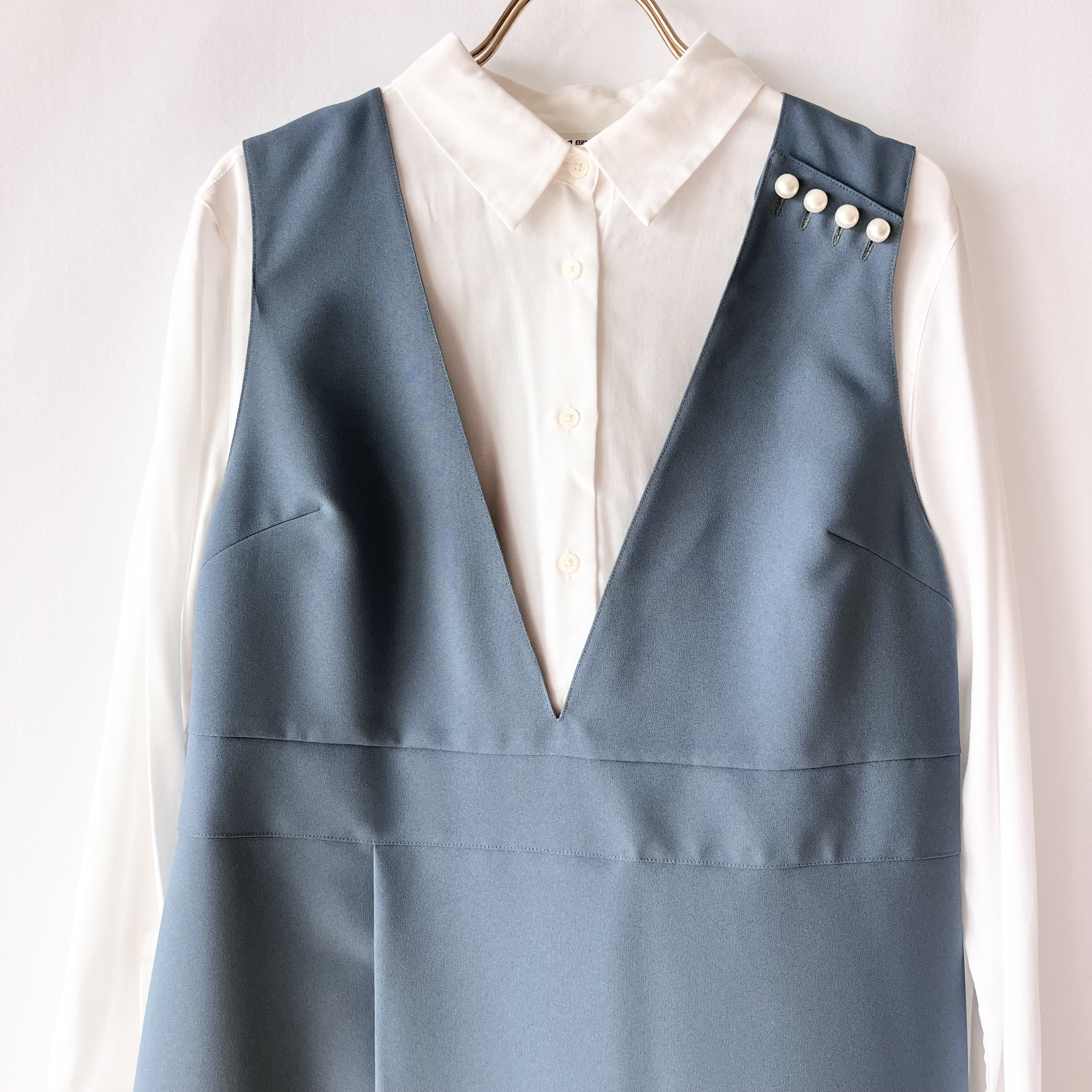 ブルーグレーのジャンパースカート(サロペットスカート)【フォーマル/くすみカラー/肩パールボタン】